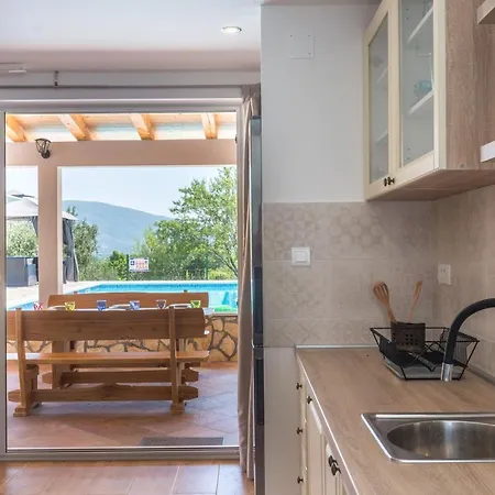 Villa Dida Dinko - Peaceful Getaway W/ Pool & Bbq