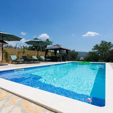 Villa Dida Dinko - Peaceful Getaway W/ Pool & Bbq