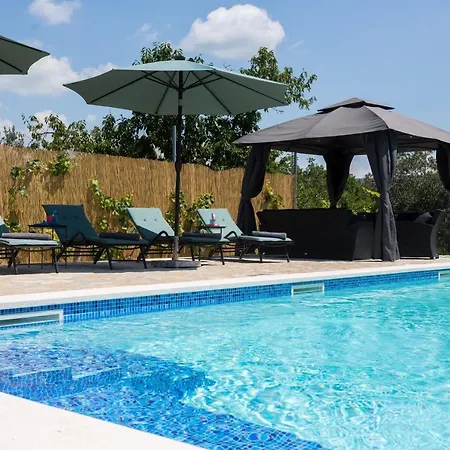 Villa Dida Dinko - Peaceful Getaway W/ Pool & Bbq