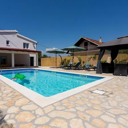 Dida Dinko - Peaceful Getaway W/ Pool & Bbq