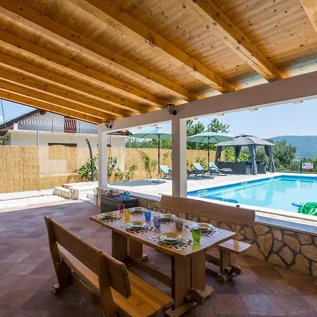 Villa Dida Dinko - Peaceful Getaway W/ Pool & Bbq *